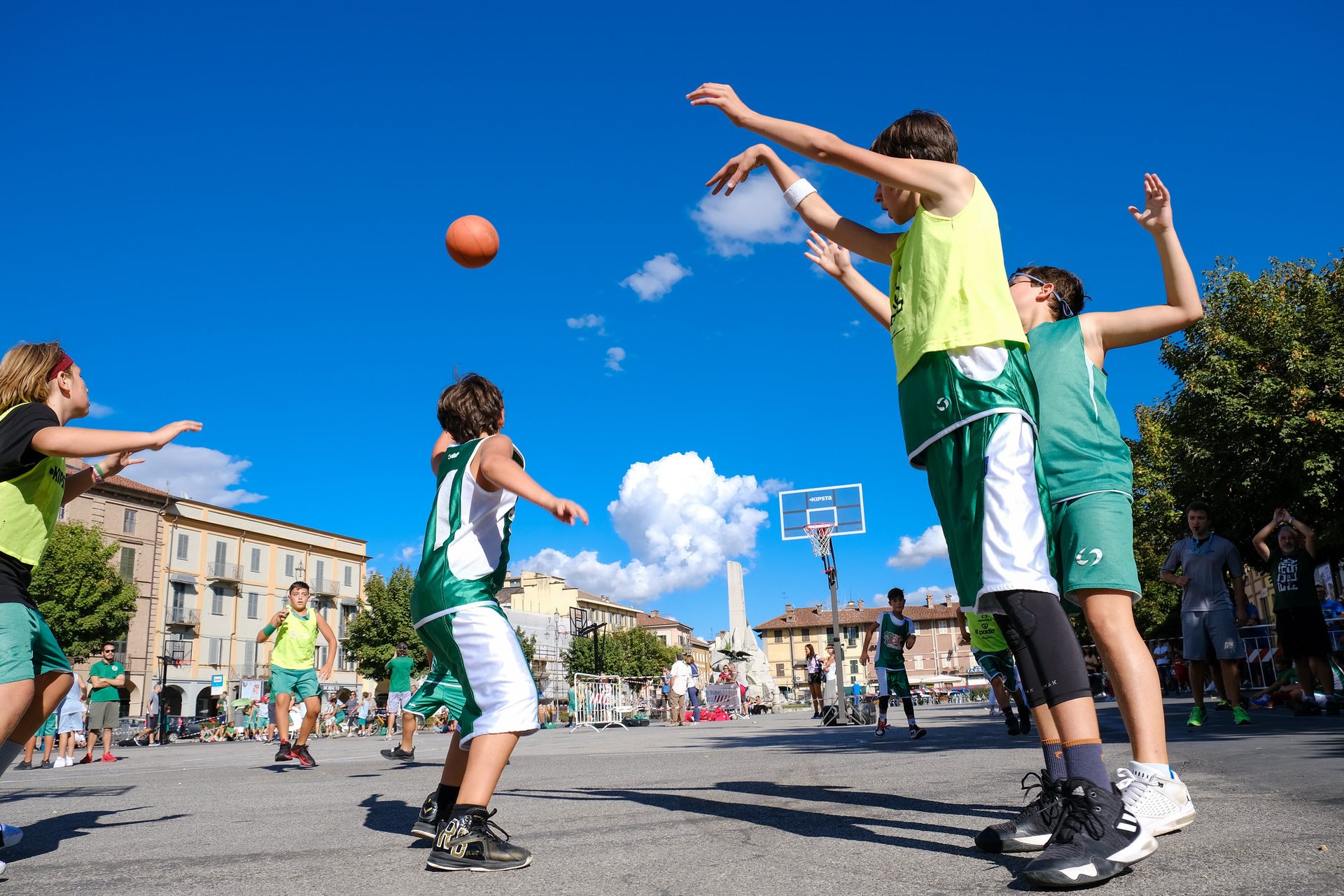 Bambini che giocano a minibasket